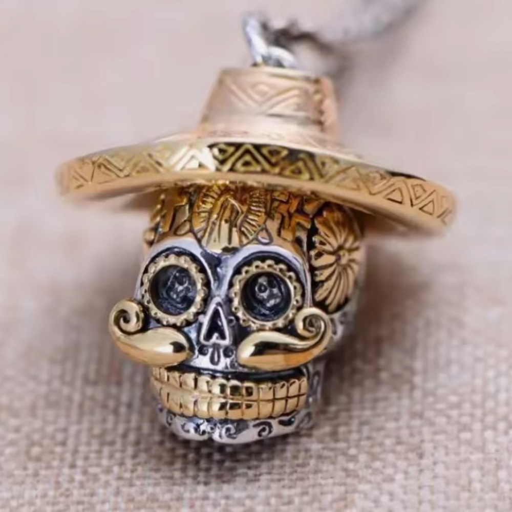Cool skull necklace